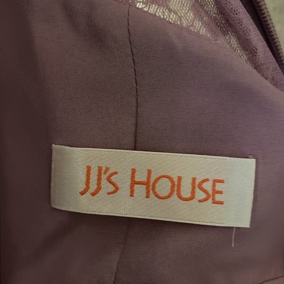 Size 2 like new the dress has a ribbon not the one in jjhouse picture - Picture 2 of 4